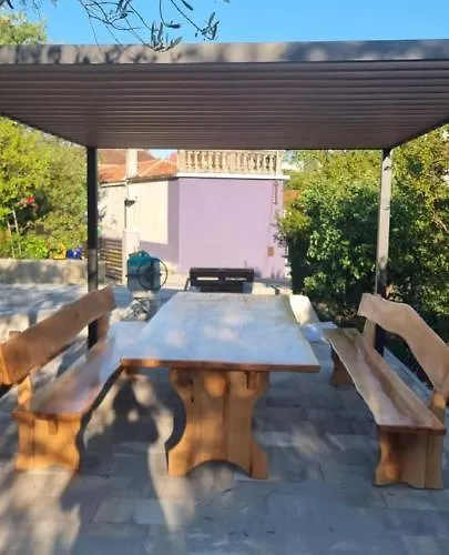 Bruno's House アパート *